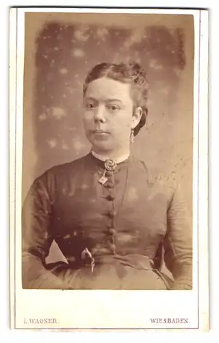 Fotografie L. Wagner, Wiesbaden, Taunusstrasse 12, Portrait junge Dame im Kleid mit Kragenbrosche