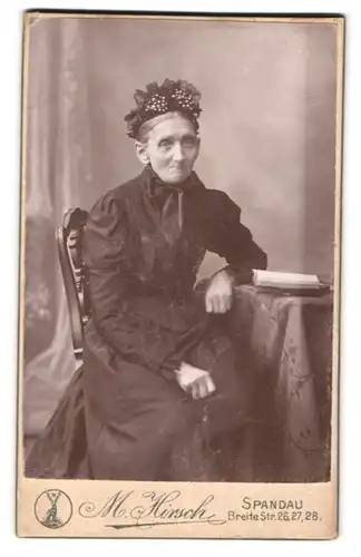 Fotografie Warenhaus M. Hirsch, Berlin-Spandau, Breite-Str. 26-28, Portrait ältere Dame im Kleid mit Haube
