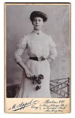 Fotografie M. Appel, Berlin-NO, Neue Königs-Str. 1, Portrait hübsch gekleidete Dame mit Blumen