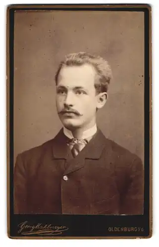 Fotografie Georg Kahlmeyer, Oldenburg i. G., Staulinie 7, Portrait bürgerlicher Herr mit Moustache