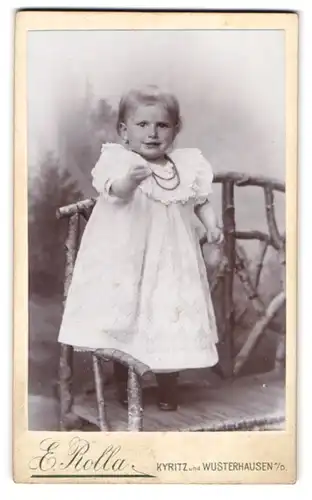 Fotografie E. Rolla, Kyritz, Portrait kleines Mädchen im weissen Kleid