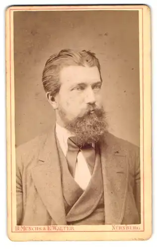 Fotografie B. Münchs & E. Walter, Nürnberg, Portrait junger Herr im Anzug mit Vollbart