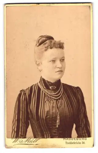 Fotografie W. Müller, Magdeburg, Tischerlerbrücke 34, Portrait junge Dame mit Kragenbrosche und Halskette