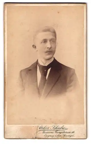 Fotografie E. W. Schulze, Hannover, Georgstrasse 16, Portrait junger Herr im Anzug mit Krawatte