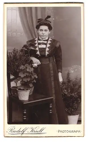 Fotografie Rudolf Krull, Ort unbekannt, Portrait junge Dame im modischen Kleid