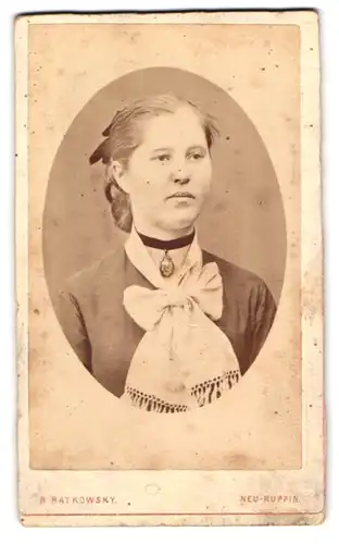 Fotografie R. Ratkowsky, Neu-Ruppin, Portrait junge Dame mit Halsband