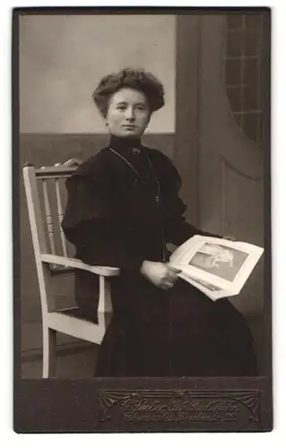 Fotografie Guido Seeber, Chemnitz, Theaterstr. 22, Portrait junge Dame im Kleid mit Zeitung