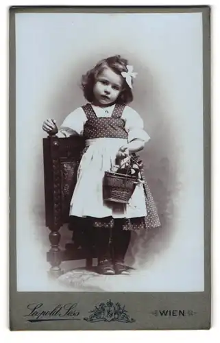Fotografie Leopold Sess, Wien, Mariahilferstrasse 149 Eingang Haidmannsgasse 10, Portrait kleines Mädchen im Kleid