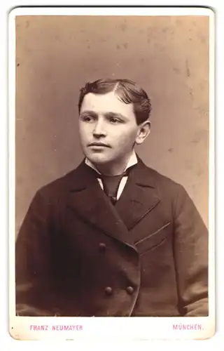 Fotografie Franz Neumayer, München, Christophstrasse 4, Portrait junger Mann im Anzug mit Krawatte