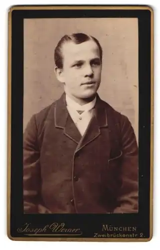 Fotografie Joseph Werner, München, Zweibrückenstr. 2, Portrait junger Herr in modischer Kleidung