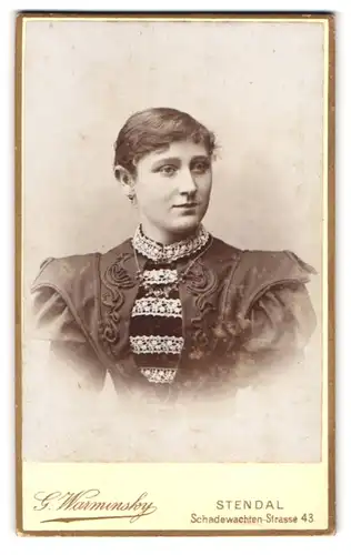 Fotografie G. Warminsky, Stendal, Schade'wachten-Strasse 43, Frau in Kleid mit Puffärmlen