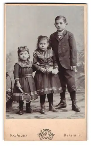 Fotografie Max Fischer, Berlin, Invaliden-Strasse 164, Junge mit seinen beiden kleinen Schwestern