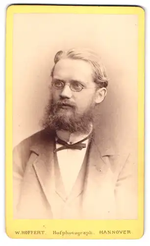 Fotografie W. Höffert, Hannover, Georgstrasse 9, Bürgerlicher Mann mit Vollbart und Brille, 1879