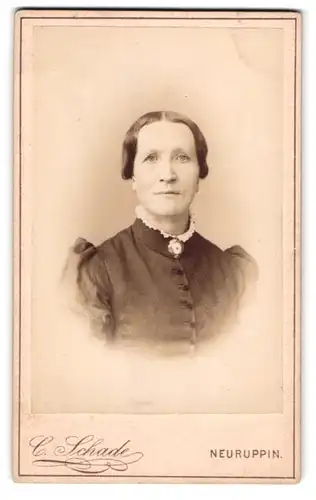 Fotografie C. Schade, Neuruppin, Am Paradeplatz, Dame mit hochgestecktem Haar, 1894