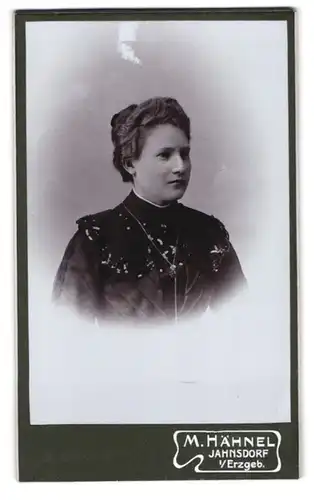 Fotografie M. Hähnel, Jahnsdorf /Erzgeb., Dame in zeitgenössischer Kleidung