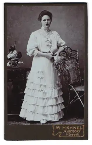 Fotografie M. Hähnel, Jahnsdorf /Erzgeb., Portrait einer feinen hübschen Dame in gestuftem Kleid
