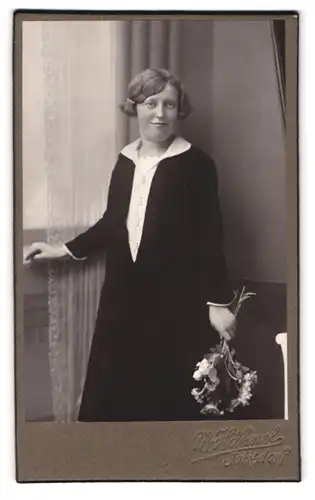 Fotografie M. Hähnel, Jahnsdorf /Erzgeb., Junge Frau mit Blumenstrauss in der Hand