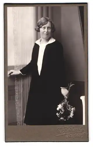 Fotografie M. Hähnel, Jahnsdorf /Erzgeb., Junge Dame mit Blumenstrauss