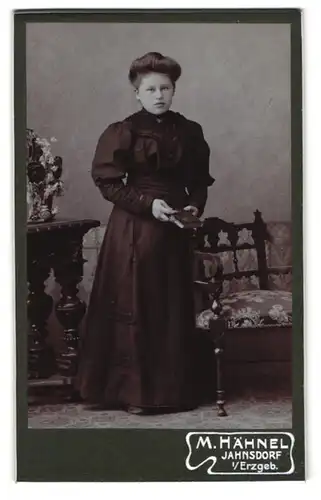 Fotografie M. Hähnel, Jahnsdorf /Erzgeb., Mädchen mit hochgestecktem Haar und hohem Kragen