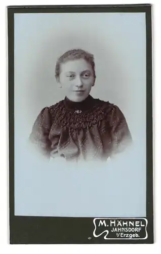 Fotografie M. Hähnel, Jahnsdorf /Erzgeb., Dame in Kleid mit hohem Kragen