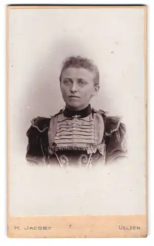 Fotografie H. Jacoby, Uelzen, Bahnhofstrasse, Junge Dame mit hübschen Gesicht