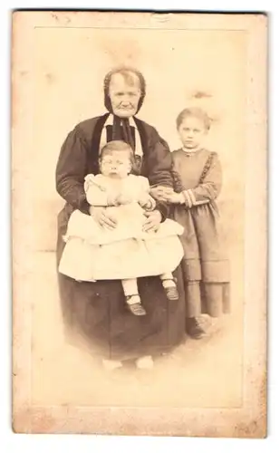 Fotografie unbekannter Fotograf und Ort, Grossmutter mit ihren Enkeltöchtern