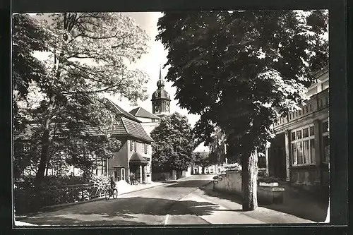 AK Pretzsch / Elbe, Goetheallee, Strassenpartie mit Blick zur Kirche