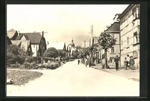 AK Oberhain in Thür., Passanten in der Dorfstrasse