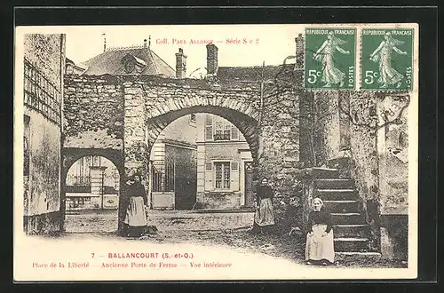 AK Ballancourt, Place de la Liberté, Ancienne Porte de Ferme, Vue intérieure