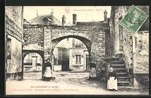 AK Ballancourt, Place de la Liberté, Ancienne Porte de Ferme, Vue Intérieure