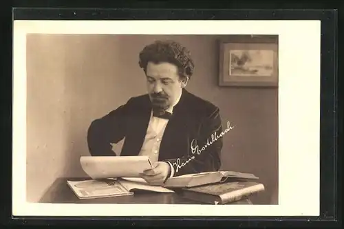 AK Dichter Hans Eschelbach mit Heft am Schreibtisch