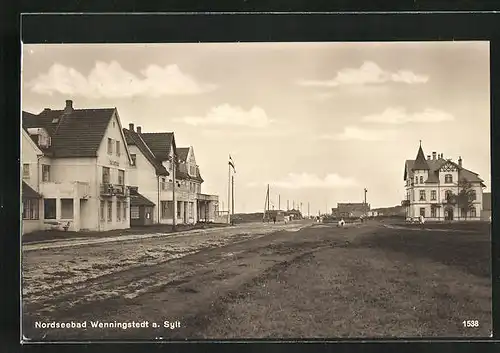 AK Wenningstedt a. Sylt, Strassenpartie mit Gebäudeansicht