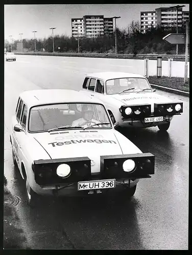 Fotografie Auto VW 1500 Kombi, Osram Testwagen für Autoscheinwerfer auf der Autobahn in München