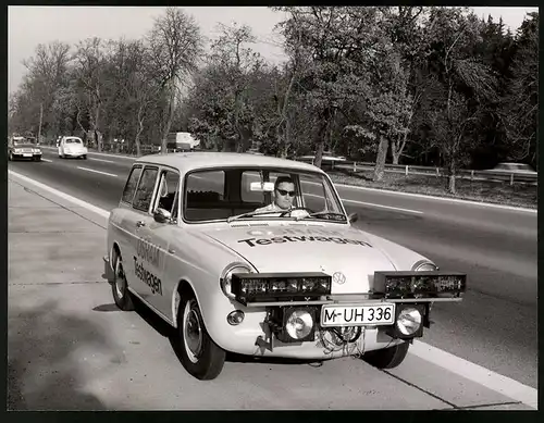 Fotografie Auto VW 1500 Kombi, Osram Testwagen mit Versuchsscheinwerfern W-System auf der Autobahn in München