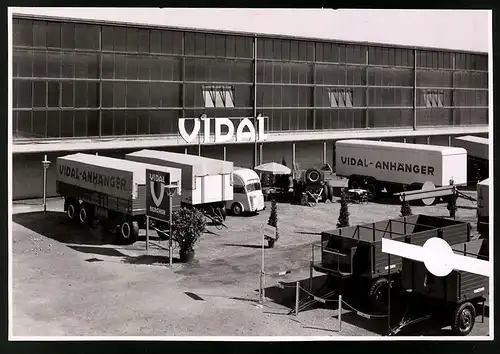 Fotografie Wisch, Berlin-Wilmersdorf, Ansicht Hamburg-Harburg, Lastwagen-Fahrzeugbau Vidal & Co., Ausstellungsfläche