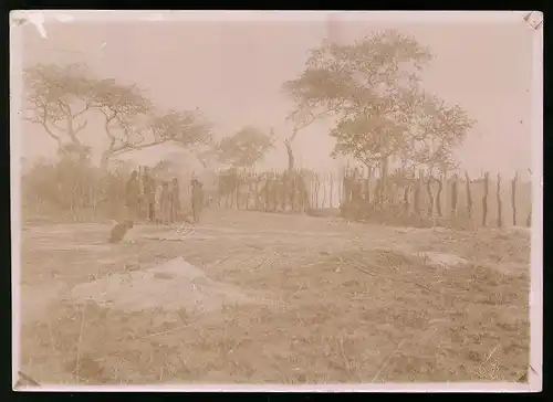 Fotografie E. Just, Tsumeb, Ansicht Tsumeb / DSWA - Namibia, Nackte Afrikanische Eingeborene