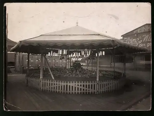 Fotografie Rummel - Kirmes, Ringwurf-Bude auf einem Rummelplatz, Reklame Heine Feinkost & Constantin Zigaretten um 1929