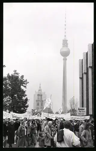 Fotografie unbekannter Fotograf, Ansicht Berlin, Demonstration am 1.Mai in Ost-Berlin mit Fersehturm im Hintergrund