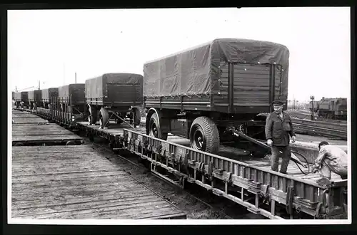 Fotografie Carl Schütze, Hamburg, Güterzug der Deutschen Bahn transportiert Lastwagen-Anhänger