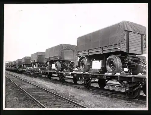 Fotografie Carl Schütze, Hamburg, Lastwagen-Anhänger auf einem Güterzug der Deutschen Bahn