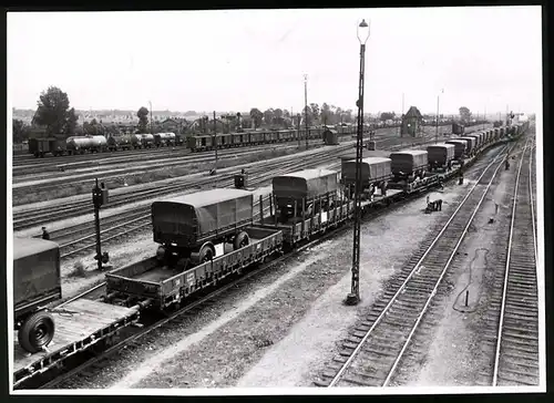Fotografie Carl Schütze, Hamburg, Lastwagen-Anhänger werden mit einem Güterzug der Deutschen Bahn transportiert