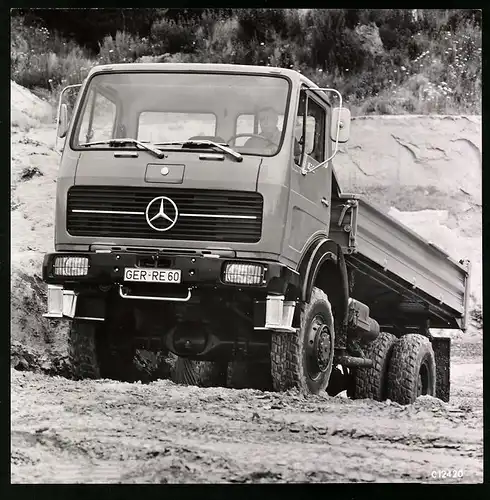 Fotografie Lastwagen Mercedes Benz, Allradkipper im Gelände
