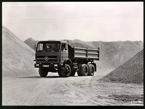 Fotografie Lastwagen Mercedes Benz 2626 Allradkipper, LKW Dreiachser im Einsatz