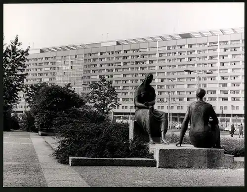 Fotografie unbekannter Fotograf, Ansicht Dresden, Leningarder Strasse, Wohn-Hochhäuser & Statuen