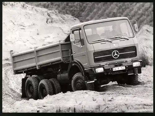 Fotografie Lastwagen Mercedes Benz 2626 Allradkipper im Gelände