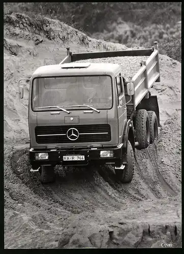 Fotografie Lastwagen Mercedes Benz 2626 Allradkipper, Dreiachs-Baustellenfahrzeug im Einsatz