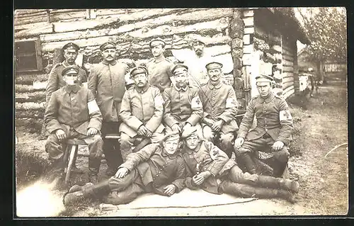 Foto-AK Soldaten mit Armbinden d. Roten Kreuzes