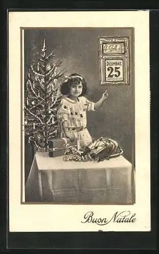AK Weihnachtsgruss, Kind vor Weihnachtsbaum am 25.12.