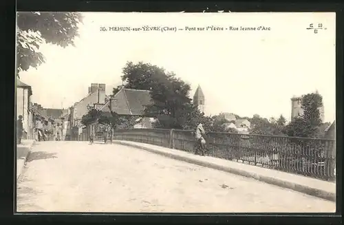 AK Mehun-sur-Yèvre, Pont sur l`Yèvre, Rue Jeanne d`Arc