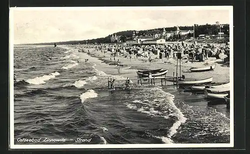 AK Zinnowitz, Strand mit Besuchern und Booten am Strand, mässiger Wellengang